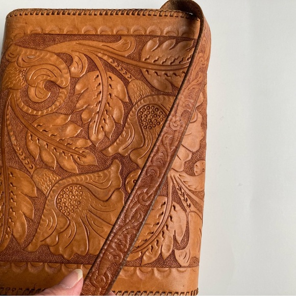 Vintage Hand Tooled Leather Shoulder Bag - Picture 4 of 8
